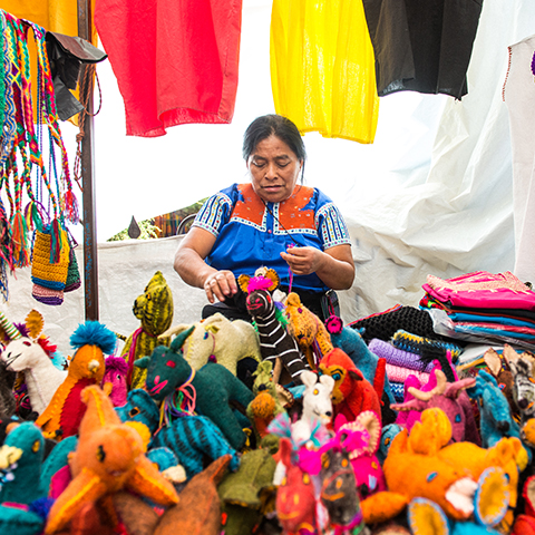 Artesanos mexicanos diseñan cubrebocas para sostenerse durante la pandemia.